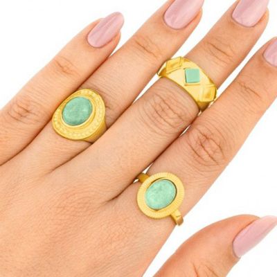anillo de oro con piedra verde